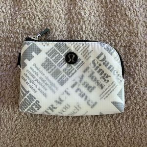 Lululemon Clippable Card Pouch Manifesto Print